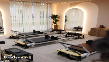 Fitness equipment arranged in a gym.